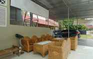 Lobby 5 RedDoorz Syariah near Watervang Lubuk Linggau 2