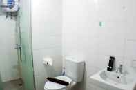 Toilet Kamar Minimalist and Comfort 2BR at Candiland Apartment By Travelio