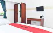 Bedroom 7 RedDoorz near Lenmarc Mall Surabaya