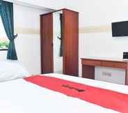 Bedroom 7 RedDoorz near Lenmarc Mall Surabaya