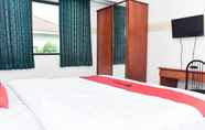 Bedroom 2 RedDoorz near Lenmarc Mall Surabaya