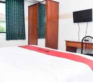Bedroom 2 RedDoorz near Lenmarc Mall Surabaya