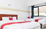 Bedroom 6 RedDoorz near Lenmarc Mall Surabaya