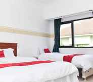 Bedroom 6 RedDoorz near Lenmarc Mall Surabaya