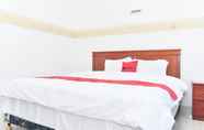 Bedroom 3 RedDoorz near Lenmarc Mall Surabaya