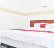 Bedroom 3 RedDoorz near Lenmarc Mall Surabaya