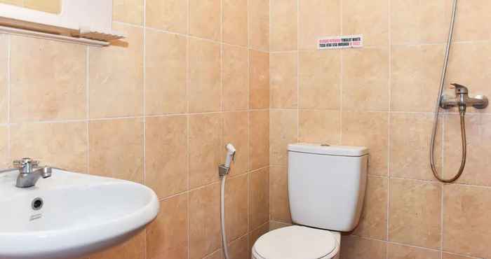 Toilet Kamar RedDoorz near Lenmarc Mall Surabaya