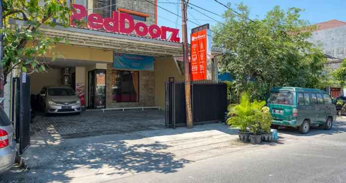 Exterior RedDoorz Syariah near Airlangga University Campus B