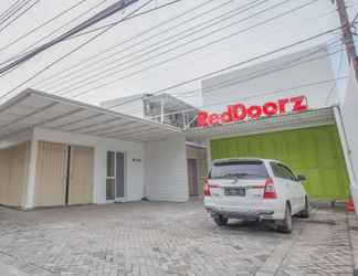 Bangunan 2 RedDoorz near Ciputra Golf Surabaya