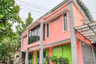 Exterior RedDoorz near Taman Mini Jakarta