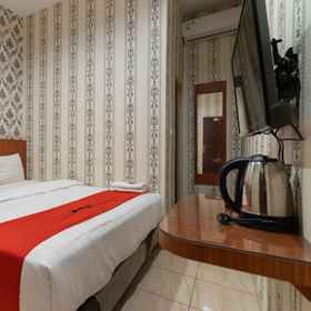 Bedroom 1 RedDoorz Plus @ Jalan Letda Sujono Medan 2, Hotel HKBP Gang Sado Medan