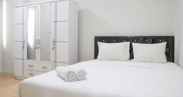 ห้องนอน Comfort and Clean 2BR at Daan Mogot City Apartment By Travelio