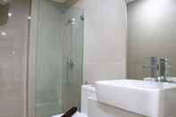 ห้องน้ำภายในห้อง Comfort and Clean 2BR at Daan Mogot City Apartment By Travelio