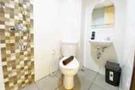 Toilet Kamar Nice and Fancy Studio at The Alton Apartment By Travelio