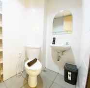 Toilet Kamar 5 Nice and Fancy Studio at The Alton Apartment By Travelio