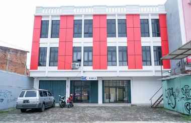 Exterior 2 RedDoorz near Stasiun Tangerang