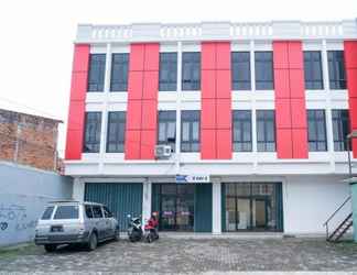 Exterior 2 RedDoorz near Stasiun Tangerang