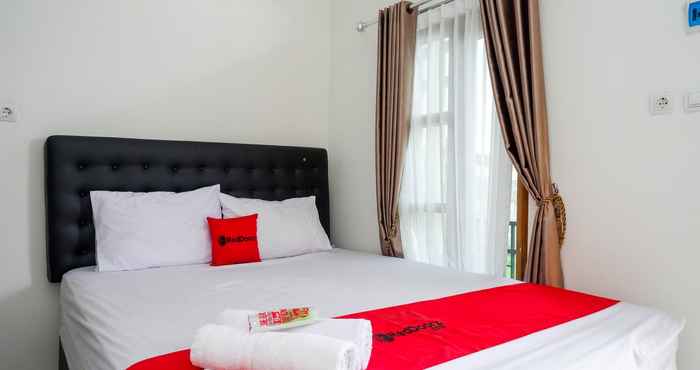 Bedroom RedDoorz Syariah near RS Hermina Yogyakarta