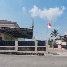 Exterior / Building 3 RedDoorz Syariah near Tugu Pandanwangi Cianjur, Cianjur Hotels