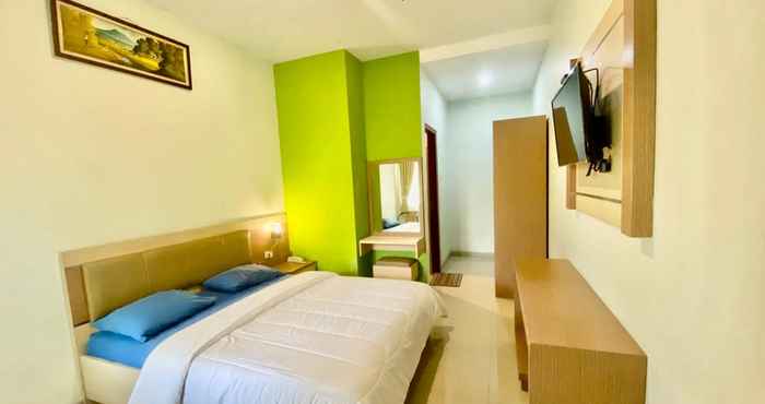 Bedroom Mawar Indah Hotel near Stasiun Balapan Solo Mitra RedDoorz