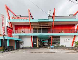 Exterior 2 RedDoorz near Kejaksan Station Cirebon