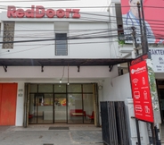 Bangunan 2 RedDoorz near Pacific Mall Tegal 2