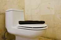 Toilet Kamar Homey and Good 2BR at Braga City Walk Apartment By Travelio