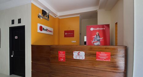 Lobi 2 Reddoorz Syariah near Solo Square Mall