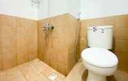 Toilet Kamar 6 Strategic and Comfort 2BR at Green Pramuka City Apartment By Travelio