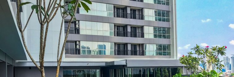 Lobby Comfort and Modern Look Studio at Ciputra World 2 Apartment By Travelio