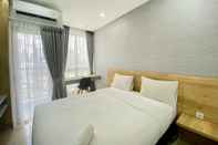 Bilik Tidur Comfort and Modern Look Studio at Ciputra World 2 Apartment By Travelio