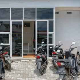 Others 3 RedDoorz near Tamansari Shopping Center Salatiga, Grand Wahid Hotel Salatiga Hotels