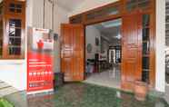 Lobby 4 RedDoorz Syariah near Exit Toll Jatiwarna 2