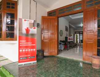 Lobby 2 RedDoorz Syariah near Exit Toll Jatiwarna 2