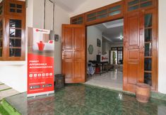 Lobby 4 RedDoorz Syariah near Exit Toll Jatiwarna 2