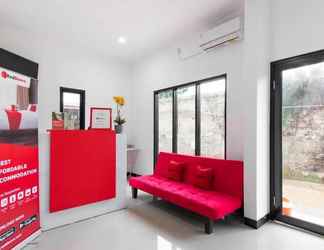 Sảnh chờ 2 RedDoorz Plus near Trans Studio Cibubur 2.