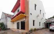 Exterior 2 RedDoorz Plus near Trans Studio Cibubur 2.