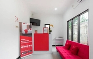 Lobby 6 RedDoorz Plus near Trans Studio Cibubur 2.