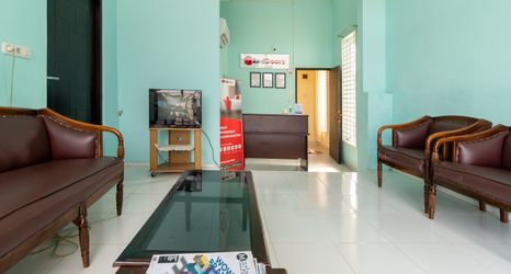 Lobby 2 RedDoorz near Opi Mall Palembang 2
