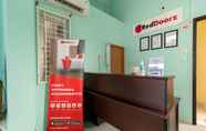 Lobby 3 RedDoorz near Opi Mall Palembang 2