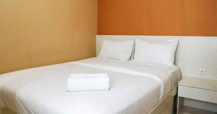 Kamar Tidur Nice and Fancy 2BR Apartment at Green Pramuka City By Travelio