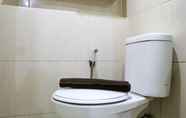 Toilet Kamar 6 Nice and Fancy 2BR Apartment at Green Pramuka City By Travelio