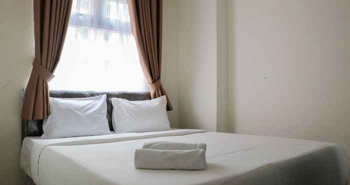 Kamar Tidur Well Design and Comfort 2BR Apartment at Green Pramuka City By Travelio