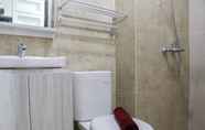 Toilet Kamar 4 Relaxing and Cozy Studio at Transpark Cibubur Apartment By Travelio