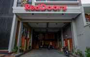 Others 4 RedDoorz Plus near Amplaz Yogyakarta