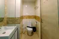 Toilet Kamar Cozy and Clean Studio at Mataram City Apartment By Travelio