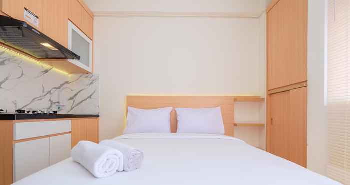 Kamar Tidur Comfy and Nice Studio at Green Pramuka City Apartment By Travelio