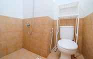 Toilet Kamar 4 Comfy and Nice Studio at Green Pramuka City Apartment By Travelio