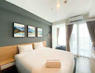 ห้องนอน 2 Simply Look and Warm Studio Tamansari Iswara Apartment By Travelio