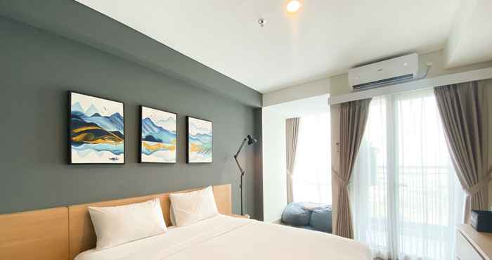 ห้องนอน Simply Look and Warm Studio Tamansari Iswara Apartment By Travelio